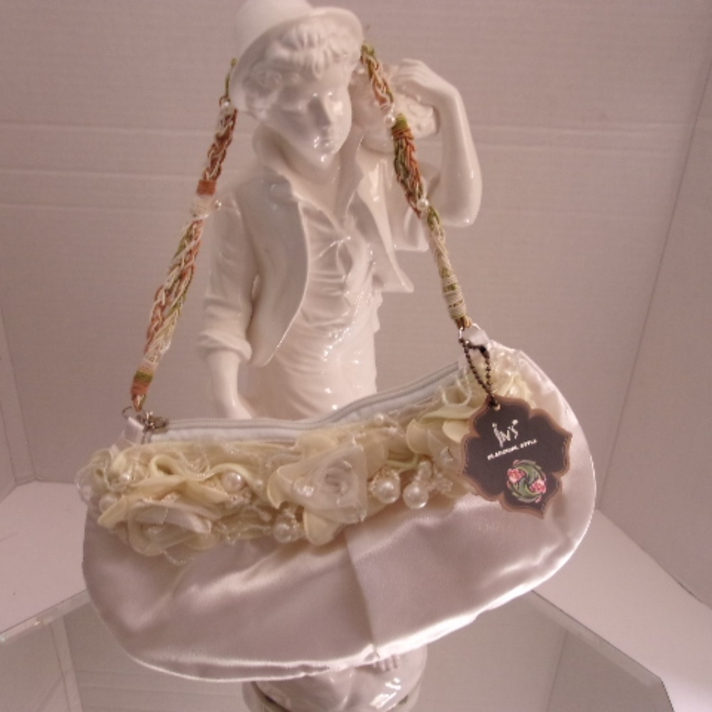 NWT BEAUTIFUL SATIN & PEARL LACED PURSE